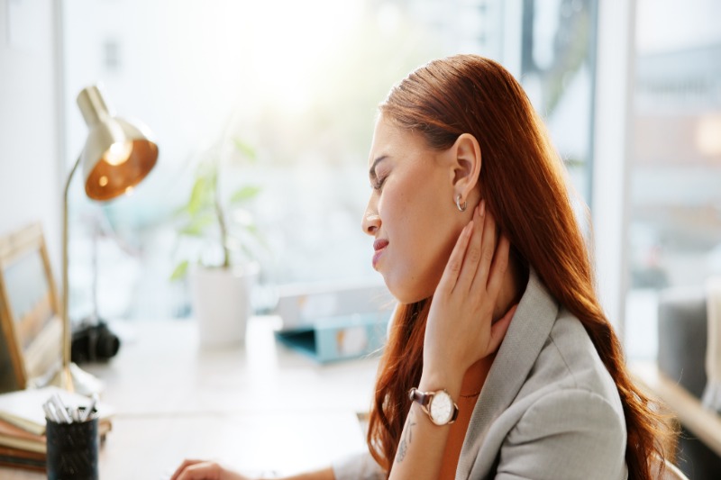business-woman-with-neck-pain-needing-chronic-pain-mangement